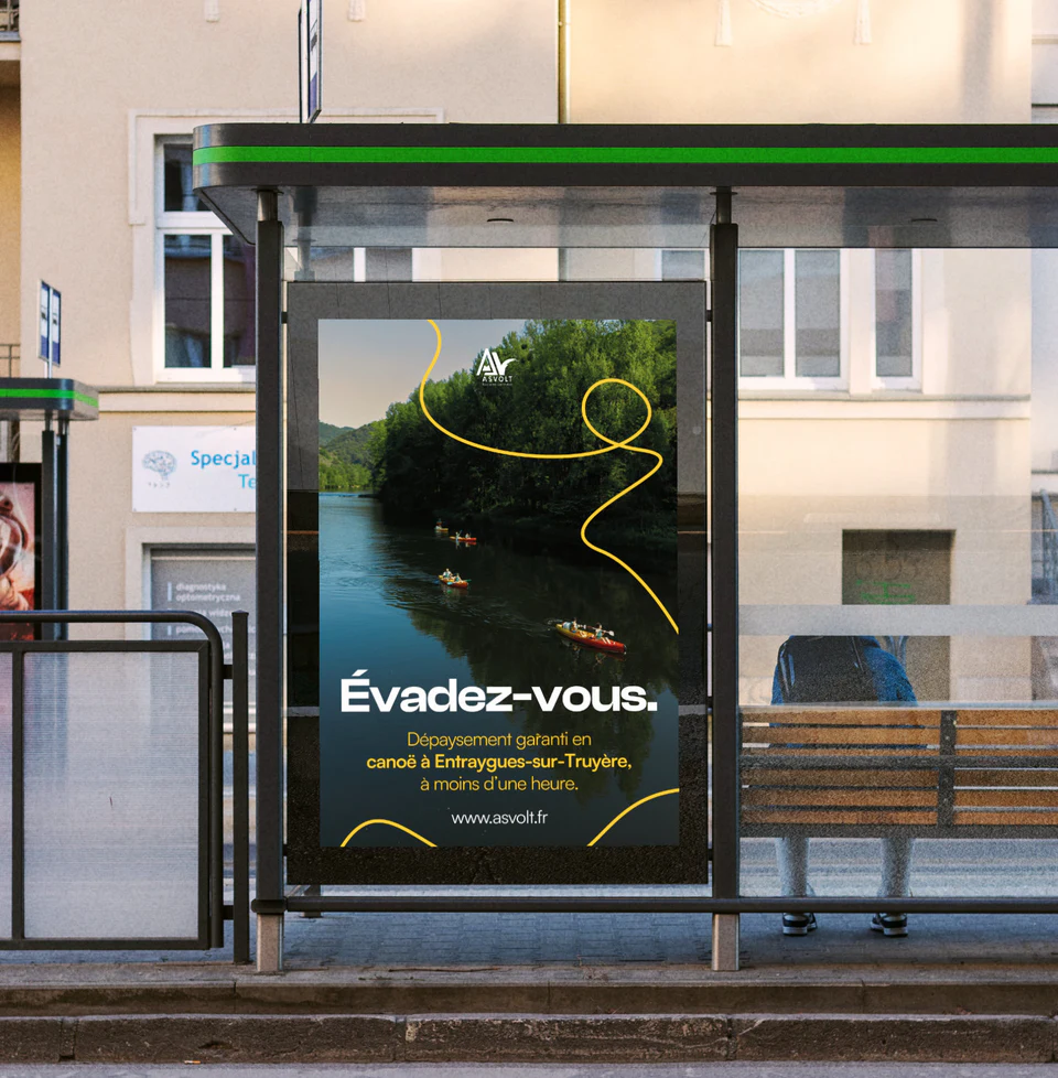 Affiche Asv’olt présentée dans un abribus